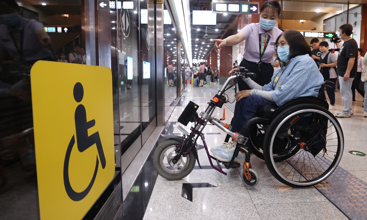 A passenger with disabilities experiences barrier-free facilities and services in Beijing, August 7, 2023. Photo: VCG