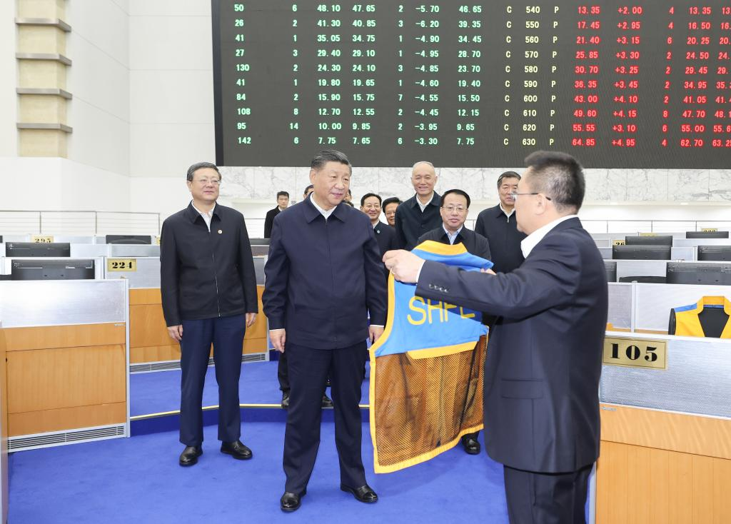 Chinese President Xi Jinping, also general secretary of the Communist Party of China (CPC) Central Committee and chairman of the Central Military Commission, inspects the Shanghai Futures Exchange in East China's Shanghai on November 28, 2023. Photo: Xinhua
