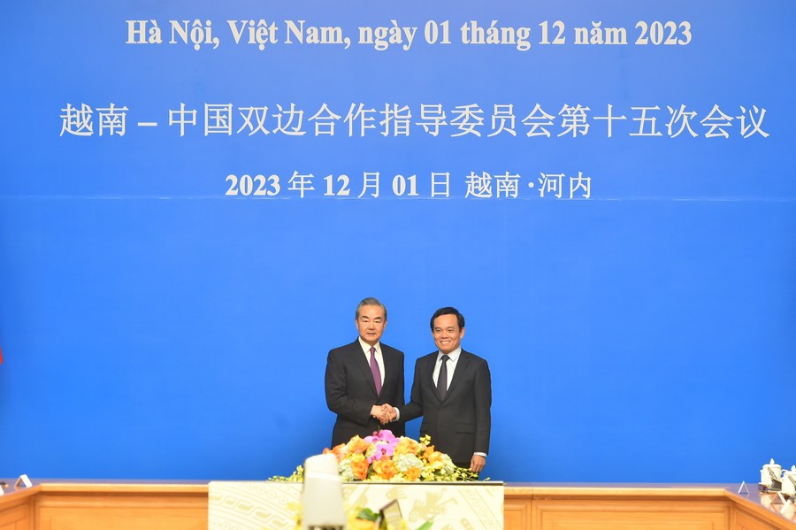 Chinese Foreign Minister Wang Yi (L), also a member of the Political Bureau of the Communist Party of China (CPC) Central Committee and director of the Office of the Foreign Affairs Commission of the CPC Central Committee, and Vietnamese Deputy Prime Minister Tran Luu Quang, co-chair the 15th meeting of the China-Vietnam Steering Committee for Bilateral Cooperation in Hanoi, Vietnam, Dec. 1, 2023.(Photo: Xinhua)