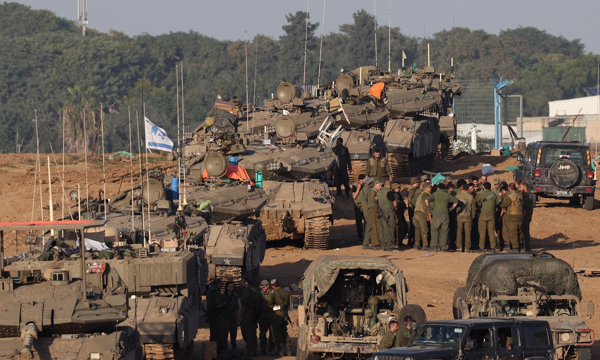 Israeli tanks and troops are massed on the Israel-Gaza border as Israel continued its war against Palestinians on December 2, 2023 after the breakdown of negotiations. Photo: IC
