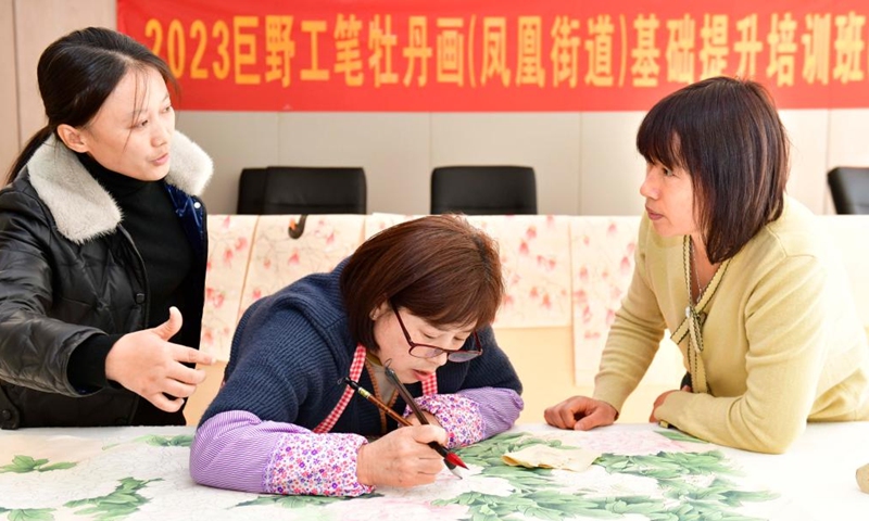 Painter Wei Lanlan (1st L) instructs learners in peony-themed realistic painting at a community in Juye County, Heze City of east China's Shandong Province, Dec. 2, 2023. Juye County is located in Heze, a city known for the cultivation of peonies. (Photo: Xinhua)