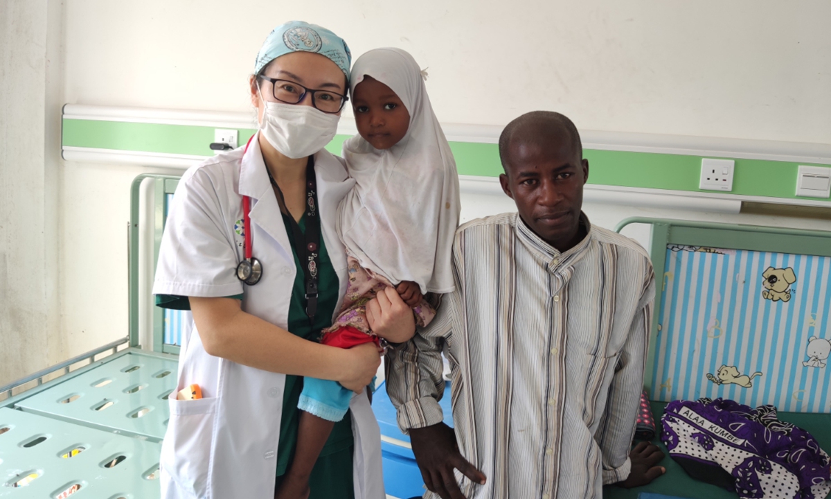 Chinese doctor Liu Xin, a member of the 30th China (Jiangsu) Medical Team to Zanzibar, takes a picture with her patients. Photo: Courtesy of Liu Xin