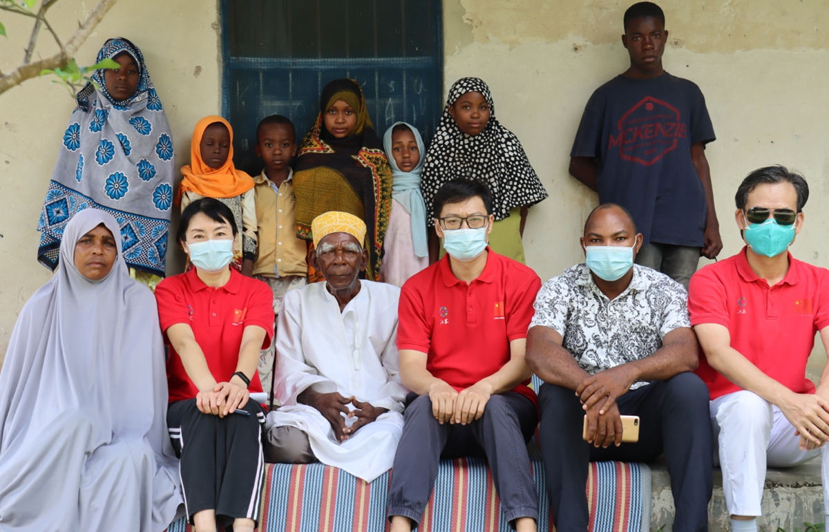 The 30th China (Jiangsu) Medical Team to Zanzibar (2020-2021) take a group photo with local residents. Photo: Courtesy of Liu Xin