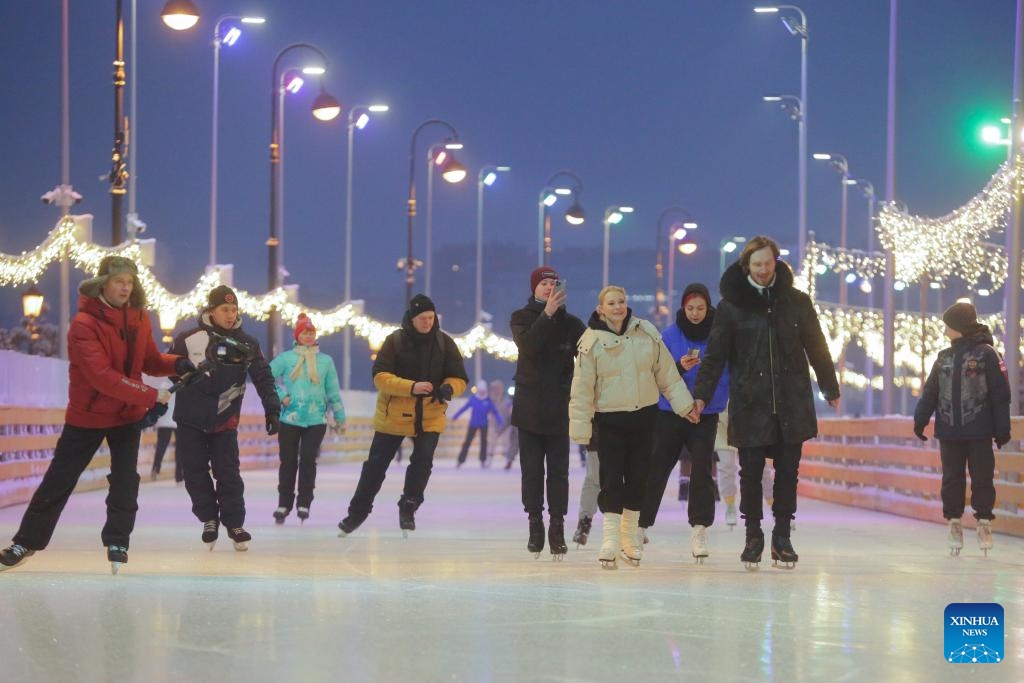 People enjoy themselves at a skating rink in St. Petersburg, Russia, Dec. 3, 2023(Photo: Xinhua)
