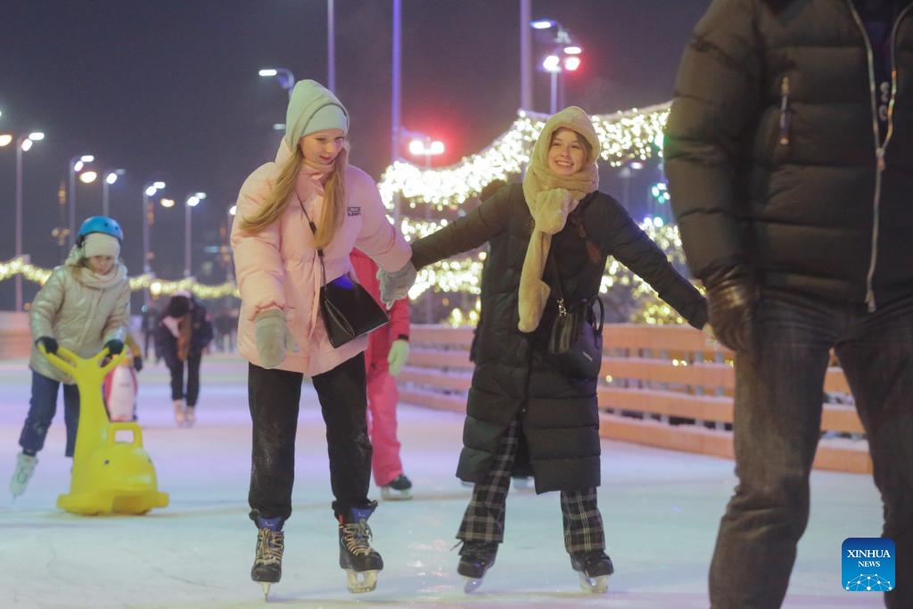 People enjoy themselves at a skating rink in St. Petersburg, Russia, Dec. 3, 2023(Photo: Xinhua)