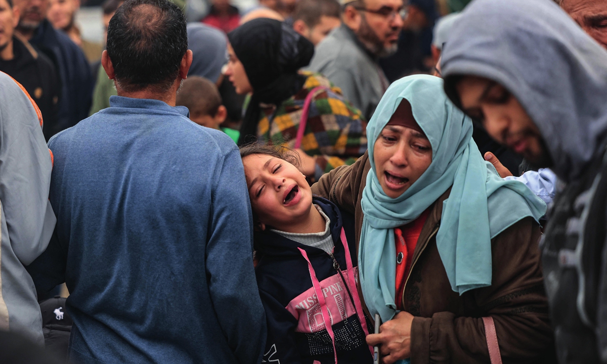 Palestinians mourn the death of loved ones following an Israeli bombardment in the southern Gaza Strip on December 5, 2023, outside a hospital in Khan Yunis, amid continuing battles between Israel and the militant group Hamas. Photo: VCG