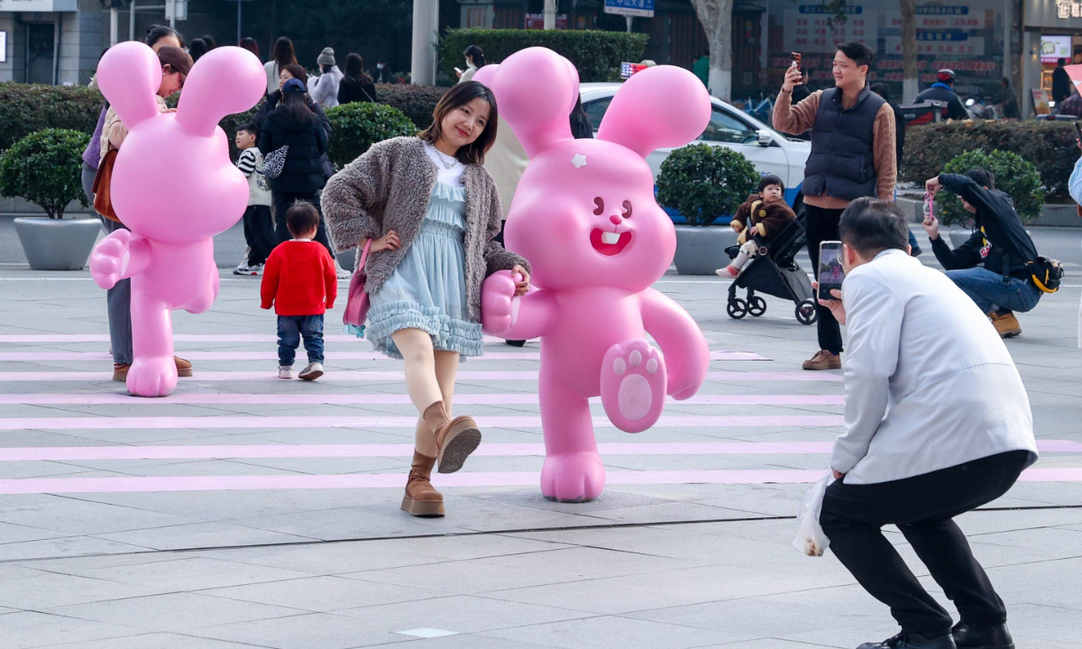 Variously shaped pink rabbits attract city citizens to stop and take photos in Wuhan, Central China’s Hubei Province on December 5, 2023. Photo: IC