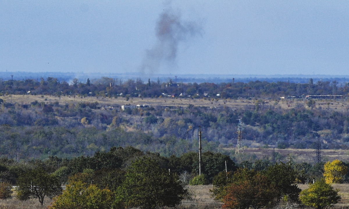 De la fumée s’élève au-dessus de la zone de la ville d’Avdiivka, sur la ligne de front, en Ukraine, le 18 octobre 2023. Crédit photo : AFP