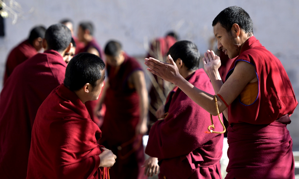 Des moines du monastère de Tashilhunpo débattent de sutras à Shigatse, Xizang, le 4 décembre 2023. Crédit photo : VCG