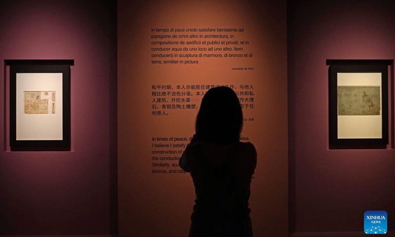 A reporter looks at manuscripts of Leonardo da Vinci during a media preview at Shanghai Museum in Shanghai, east China, Dec. 9, 2023. The exhibition Who is Leonardo da Vinci? Dialogue between Renaissance and Chinese Painting will open to the public on Dec. 10 and last till April 14, 2024. (Photo: Xinhua)