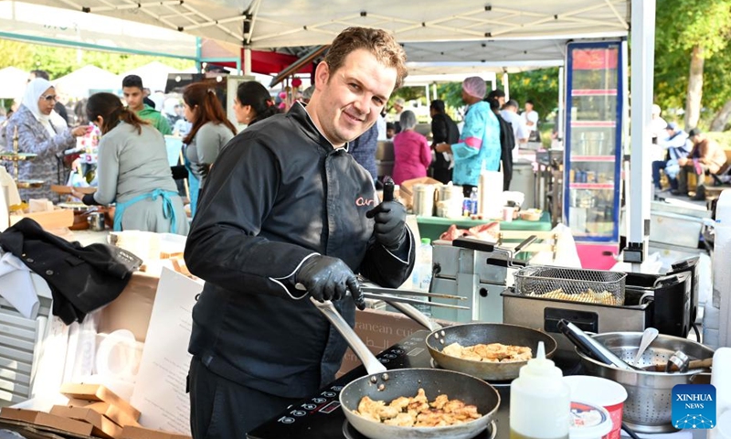 A chef prepares food for customers during the Qout Market Food Festival in Capital Governorate, Kuwait, Dec. 9, 2023. Nearly 100 local companies participated in the festival on Saturday. (Photo: Xinhua)