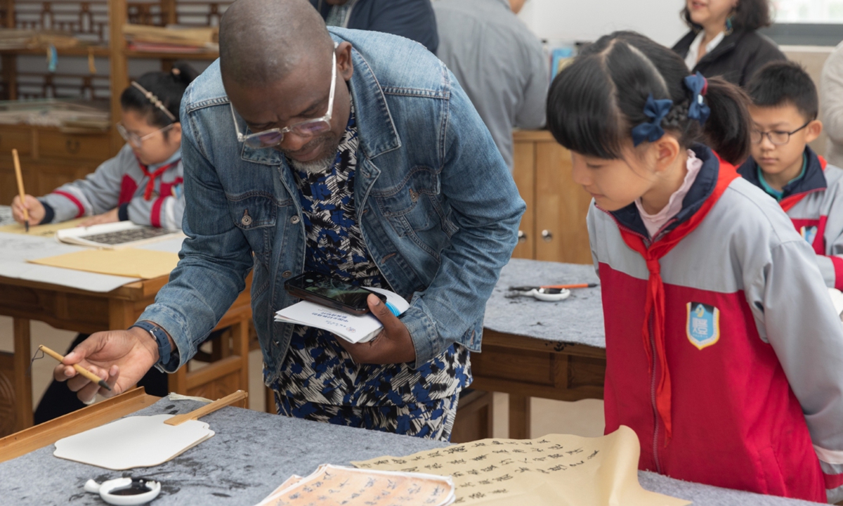 A foreign teacher writes Chinese characters at the Kunshan Qiandeng Tinglin Primary School in East China's Jiangsu Province. Photo: Courtesy of Guo Xiaoyue