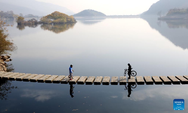 This aerial photo taken on Dec. 9, 2023 shows tourists having fun by the Tangwang Lake in Lianyungang, east China's Jiangsu Province. (Photo: Xinhua)