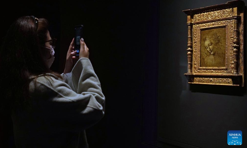 A reporter takes a photo of an oil painting of Leonardo da Vinci during a media preview at Shanghai Museum in Shanghai, east China, Dec. 9, 2023. The exhibition Who is Leonardo da Vinci? Dialogue between Renaissance and Chinese Painting will open to the public on Dec. 10 and last till April 14, 2024. (Photo: Xinhua)