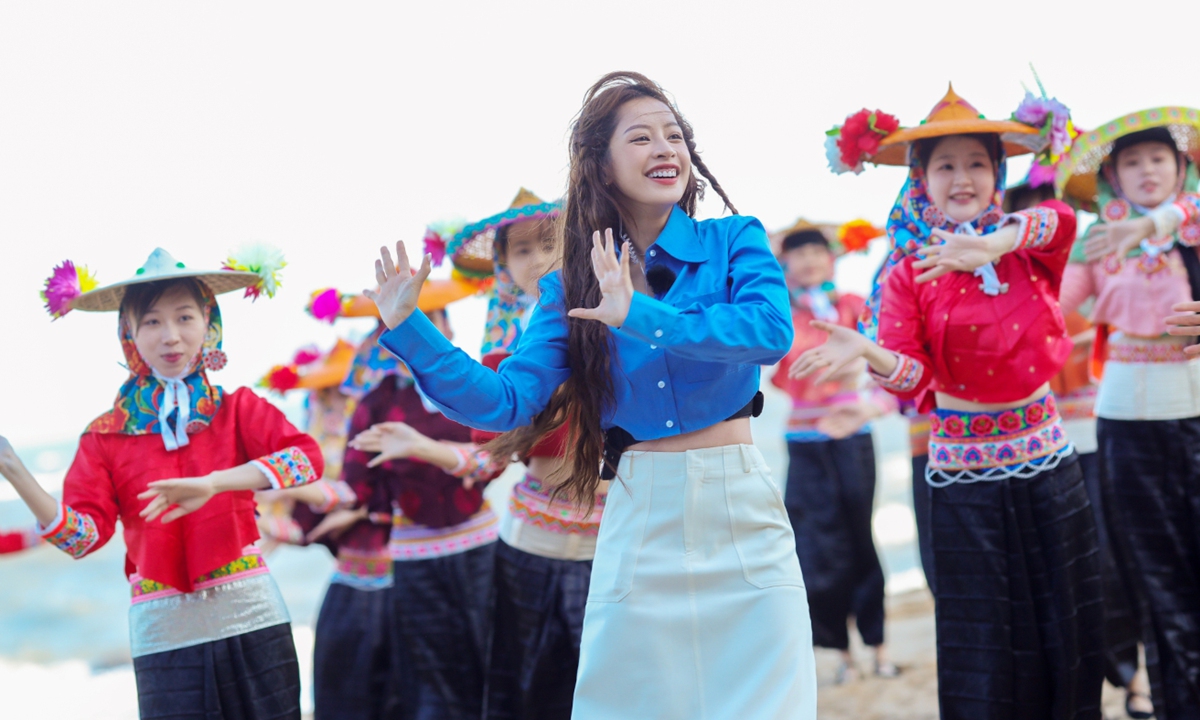 Vietnamese singer and actress Chi Pu performs in a Chinese show. Photo: Courtesy of Mango TV