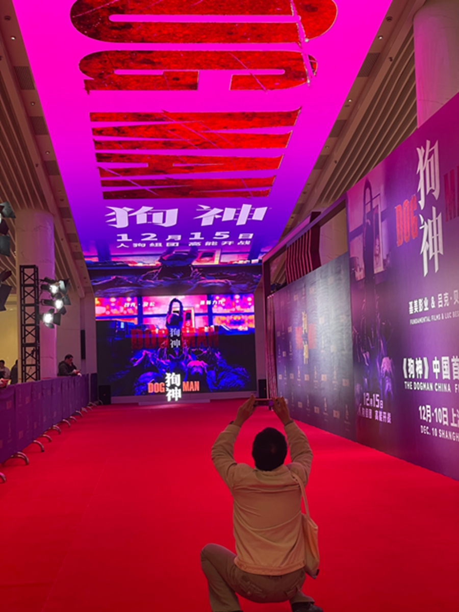 A man takes a picture at Shanghai Film City prior to the Chinese premiere of <em>Dog Man</em>on December 10, 2023 in Shanghai. Photos: Feng Yu/GT