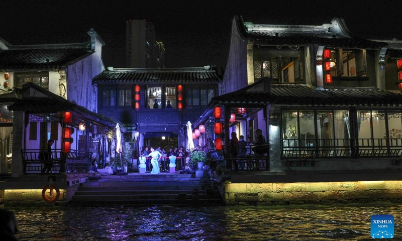 Artists stage a performance at a historical and cultural district along the Grand Canal in Wuxi, east China's Jiangsu Province, Dec. 7, 2023. (Photo: Xinhua)