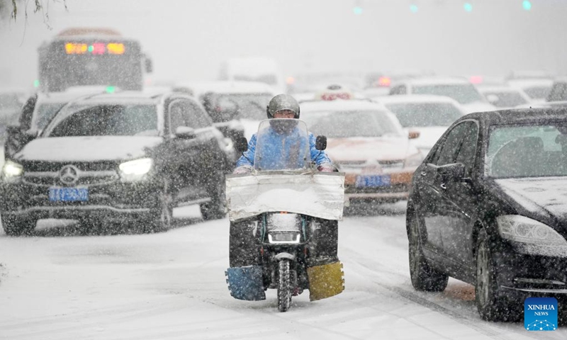 Vehicles move in the snow in Harbin, capital of northeast China's Heilongjiang Province, Nov. 22, 2023.Photo: Xinhua