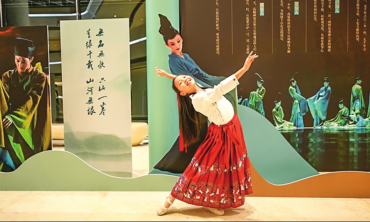 A young fan of the female lead dancer Meng Qingyang Photo: Global Times