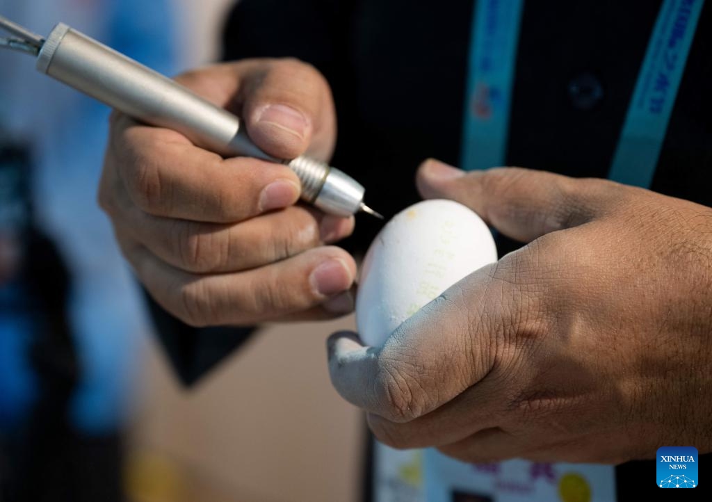 Kuwaiti artist Ali-Sabahnanm carves an egg during an intangible cultural heritage exhibition on the Maritime Silk Road in Quanzhou, southeast China's Fujian Province, Dec. 9, 2023. (Photo: Xinhua)