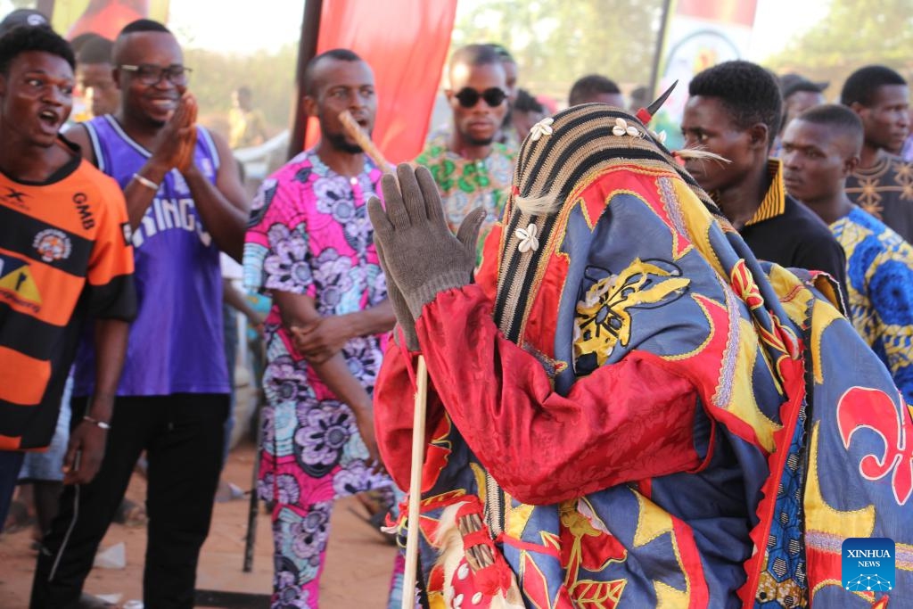 A local wearing costumes performs mask dance during an annual festival in Ouidah, Benin, Dec. 10, 2023.(Photo: Xinhua)
