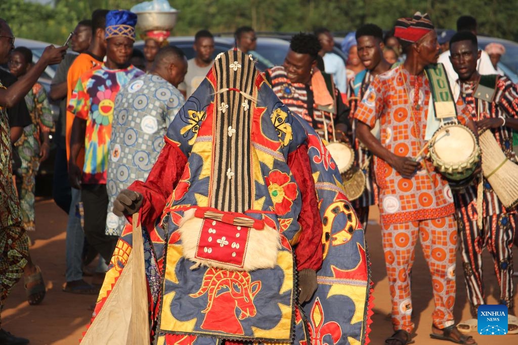 A local wearing costumes performs mask dance during an annual festival in Ouidah, Benin, Dec. 10, 2023.(Photo: Xinhua)