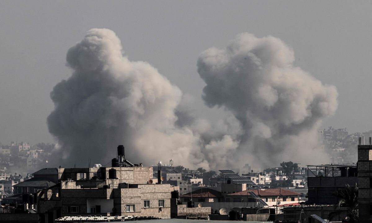 Smoke billows over the southern Gaza Strip during Israeli bombardment on December 17, 2023, amid continuing battles between Israel and Hamas. Photo: AFP
