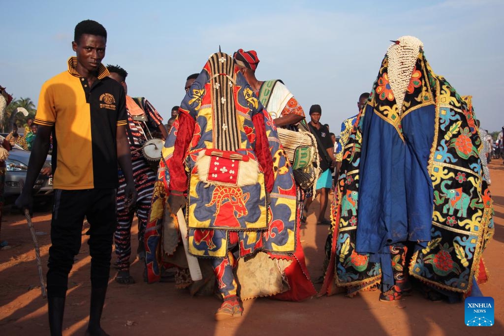 Locals wearing costumes perform mask dance during an annual festival in Ouidah, Benin, Dec. 10, 2023.(Photo: Xinhua)