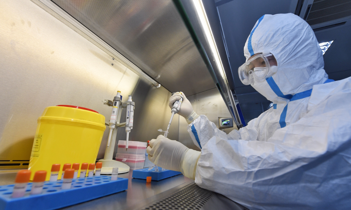 A staff member works at the health and quarantine comprehensive laboratory of Sichuan International Travel Health Care Center (Chengdu Customs Port Outpatient Department), in Chengdu, southwest China's Sichuan. Photo:Xinhua