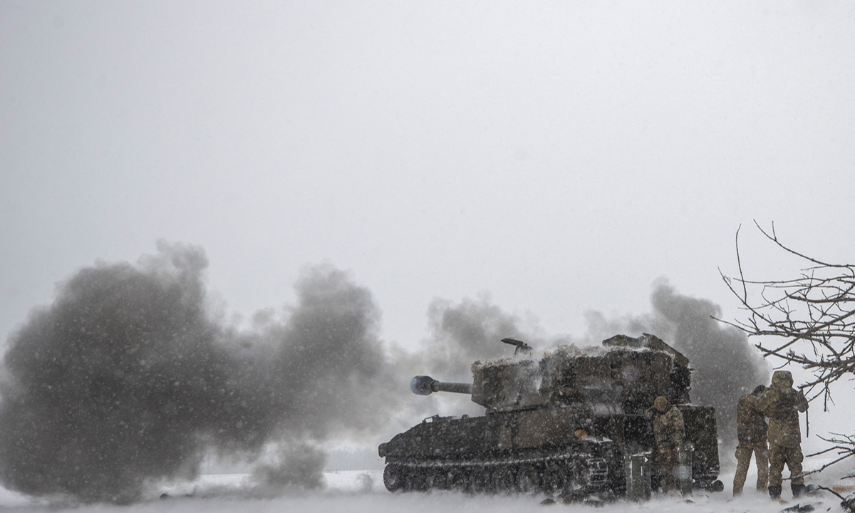 Des soldats ukrainiens se préparent à tirer avec un obusier automoteur M109 de fabrication américaine sur la ligne de front dans l’oblast de Donetsk, en Ukraine, le 17 février 2023. Crédit photo : IC