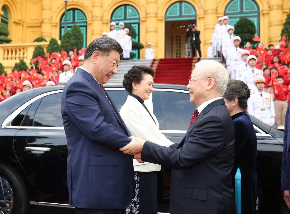 General Secretary of the Communist Party of China Central Committee and Chinese President Xi Jinping attends a welcome ceremony held by General Secretary of the Communist Party of Vietnam Central Committee Nguyen Phu Trong in Hanoi, capital of Vietnam, Dec. 12, 2023. Upon Xi's arrival in Hanoi, he had a meeting with Trong on Tuesday. (Photo: Xinhua/Ju Peng)