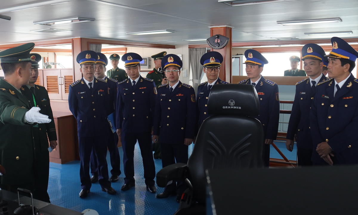 Vietnam Coast Guard officers are invited to visit the Chinese Coast Guard (CCG) vessel 3301 on December 4, 2023. Photo: Courtesy of CCG