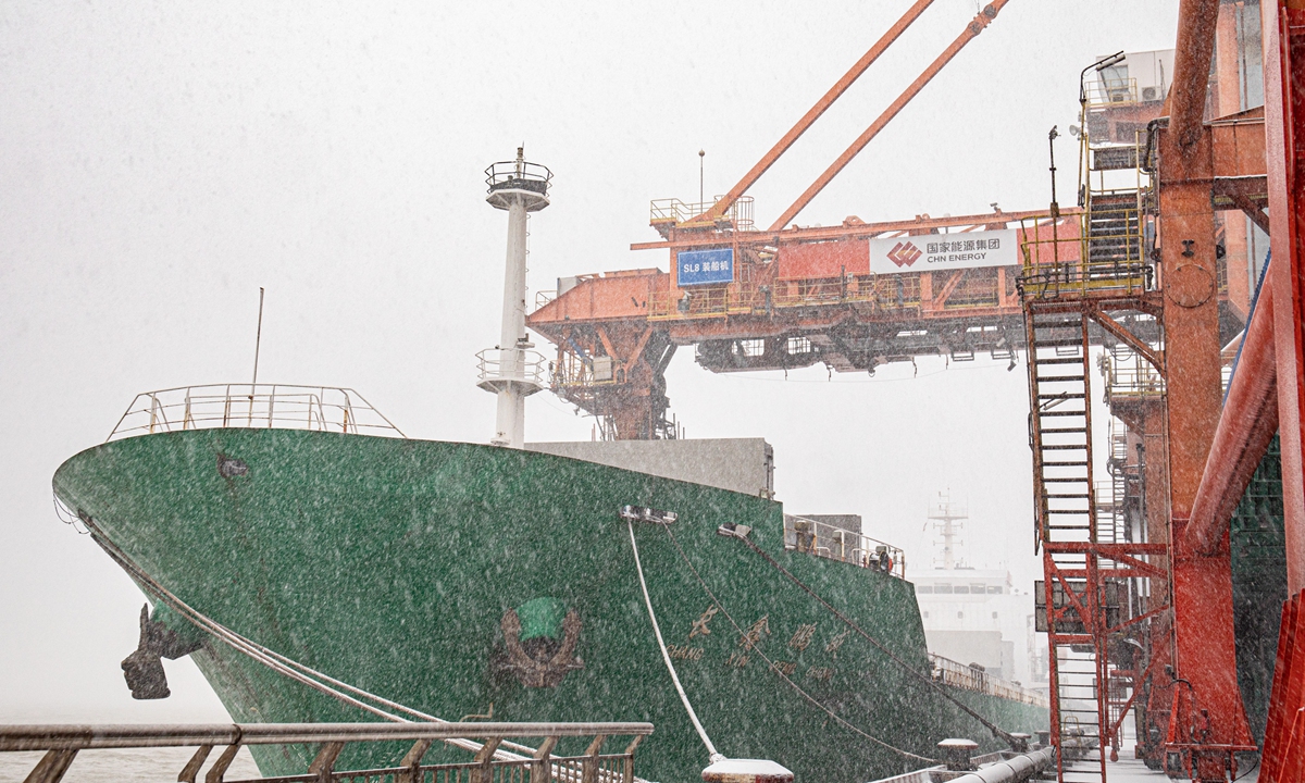A ship loads thermal coal at Huanghua Port in the city of Cangzhou, North China's Hebei Province on December 14, 2023. As the region sees heavy snowfall, local authorities and companies have stepped up shipments of thermal coal to ensure energy security in the winter. As of the end of 2022, the coal throughput of the port exceeded 2.5 billion tons, according to the Xinhua News Agency. Photo: VCG