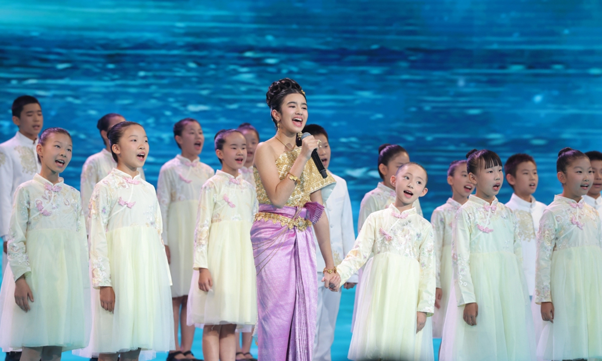 Princess Jenna Norodom of Cambodia performs with a Chinese children's choir at <em>The Beauty of Shared Arts</em> program. Photo: Courtesy of <em>The Beauty of Shared Arts</em>