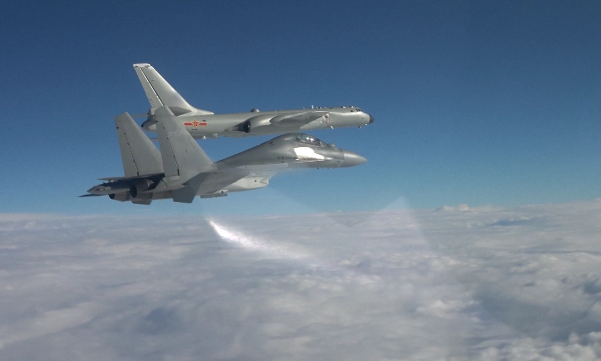 A Chinese J-16 fighter jet (front) escorts an H-6K bomber during the seventh joint aerial strategic patrol by the Chinese and Russian militaries over the Sea of Japan and the East China Sea on December 14, 2023. Photo: VCG 