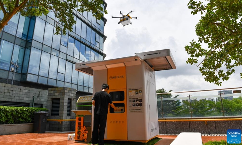 A man gets his meal from a pickup kiosk that is designed to connect with unmanned food delivery drone in Shenzhen, south China's Guangdong Province, Aug. 15, 2023. In this year's China International Fair for Trade in Services (CIFTIS) held from Sept. 2 to 6 in Beijing, unmanned delivery vehicles and drones are exhibited and receive much attention.Photo: Xinhua