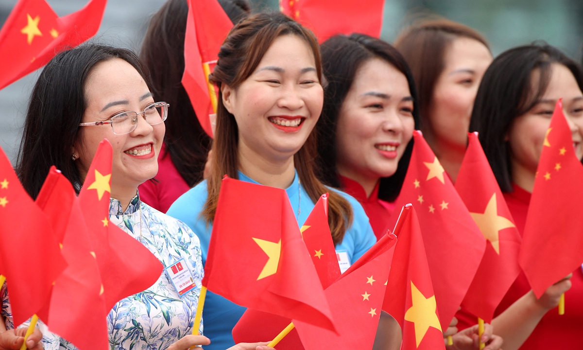 Local Vietnamese people gather on the streets in Hanoi to welcome the visit of Xi Jinping, general secretary of the Communist Party of China Central Committee and Chinese president, on December 12, 2023. Photo: VCG