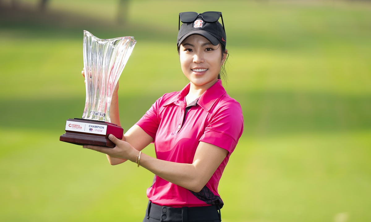 Ye Lei holds her trophy after winning the Orient Women's China Open. Photo: Courtesy of China Golf Association