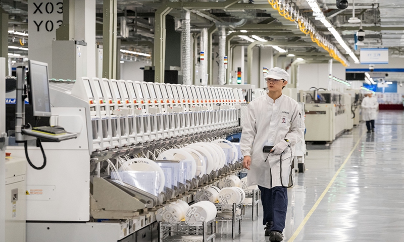 Workers walk along an assembly line at Honor Device Co,<strong>888slot apk</strong> a smartphone maker located in an intelligent industrial park in the southern Chinese city of Shenzhen on December 14, 2023. Photo: Chen Tao/GT