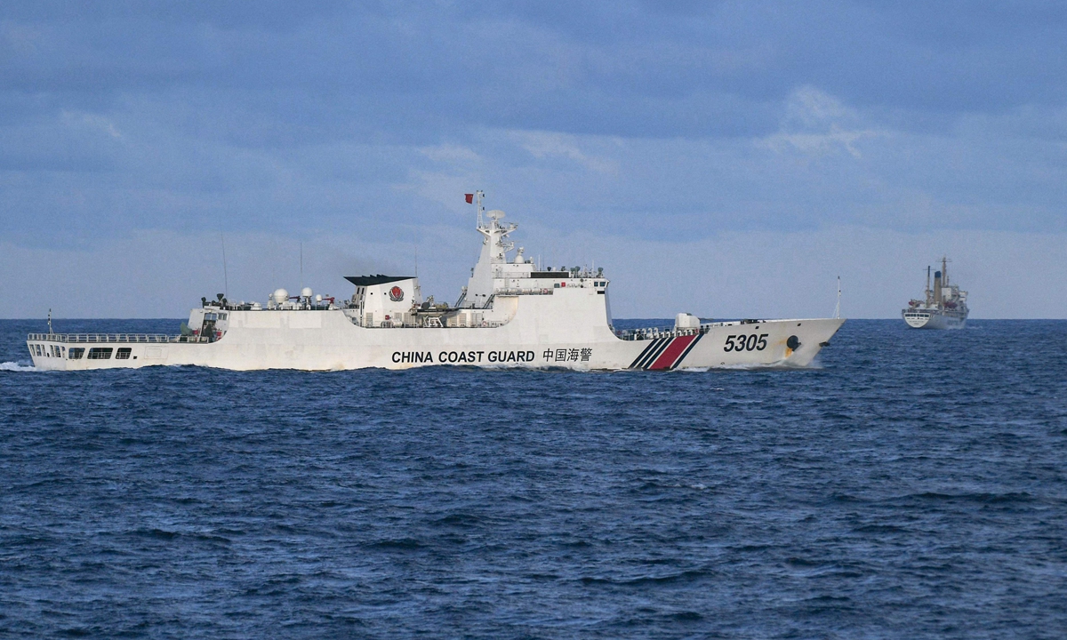 A Chinese Coast Guard ship drives away a Philippine vessel (right) in the South China Sea, on December 10, 2023. Photo: Visual News 