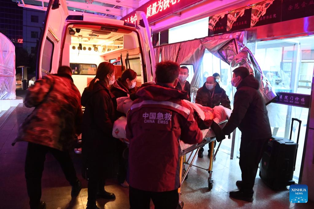 A person injured in an earthquake is transferred to a hospital in Jishishan Bao'an, Dongxiang, Sala Autonomous County of Linxia Hui Autonomous Prefecture, northwest China's Gansu Province, Dec. 19, 2023. The 6.2-magnitude earthquake that jolted an ethnic county in northwest China's Gansu Province midnight Monday has killed 111 people in Gansu and neighboring Qinghai Province, according to local earthquake relief headquarters.(Photo: Xinhua)
