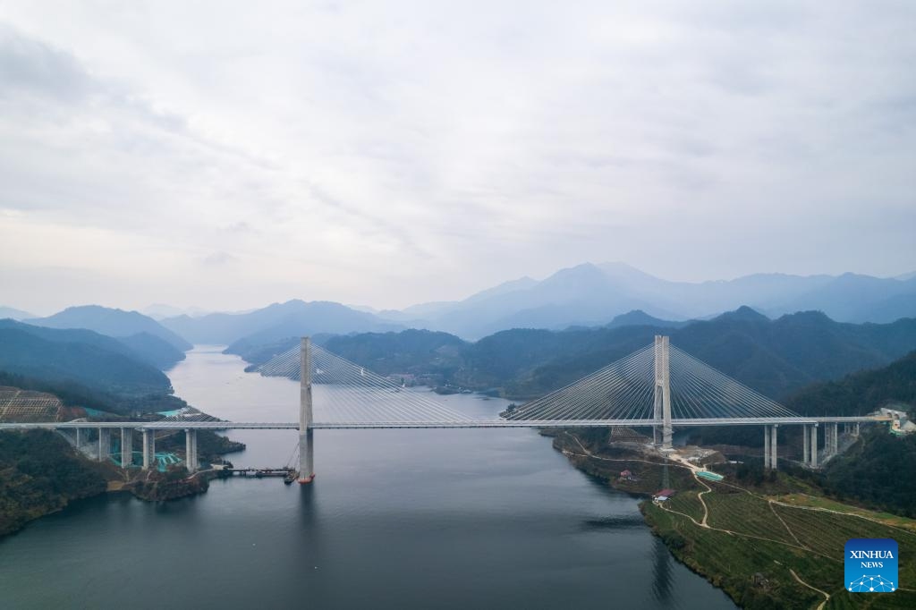 This aerial photo taken on Dec. 19, 2023 shows a grand bridge of the Guanzhuang-Xinhua expressway in central China's Hunan Province. The expressway, connecting Huaihua, Changde, Yiyang and Loudi cities, was officially put into operation on Tuesday. The expressway has a length of 76.581 kilometers and a total of 106 bridges and 22 tunnels.(Photo: Xinhua)