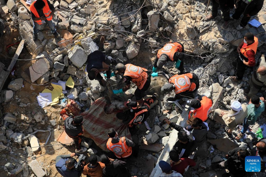 People conduct rescue work after an Israeli airstrike in the southern Gaza Strip city of Rafah, on Dec. 19, 2023. The death toll of Palestinians from Israeli attacks in the Gaza Strip has risen to 19,667, and 52,586 others were wounded since Oct. 7, the Hamas-run Health Ministry said on Tuesday.（Photo: Xinhua)