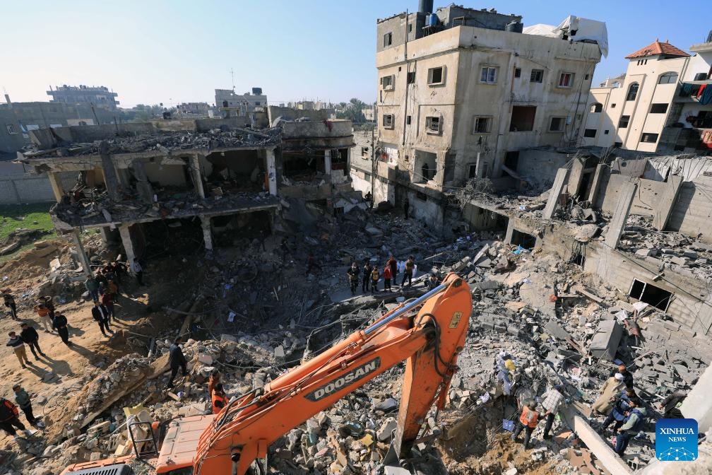 People conduct rescue work after an Israeli airstrike in the southern Gaza Strip city of Rafah, on Dec. 19, 2023. The death toll of Palestinians from Israeli attacks in the Gaza Strip has risen to 19,667, and 52,586 others were wounded since Oct. 7, the Hamas-run Health Ministry said on Tuesday.（Photo: Xinhua)