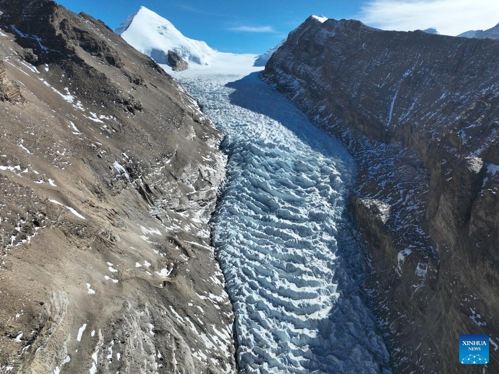 This aerial photo taken on Dec. 19, 2023 shows a view of the Qoidenyima Glacier after snow in Gangba County of Xigaze City, southwest China's Xizang Autonomous Region.(Photo: Xinhua)