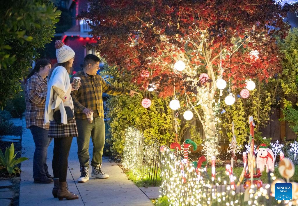 People watch Christmas decorations at a community in San Carlos, California, the United States, Dec. 19, 2023.(Photo: Xinhua)