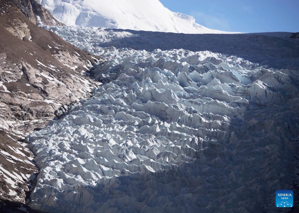 This photo taken on Dec. 19, 2023 shows a view of the Qoidenyima Glacier after snow in Gangba County of Xigaze City, southwest China's Xizang Autonomous Region.(Photo: Xinhua)