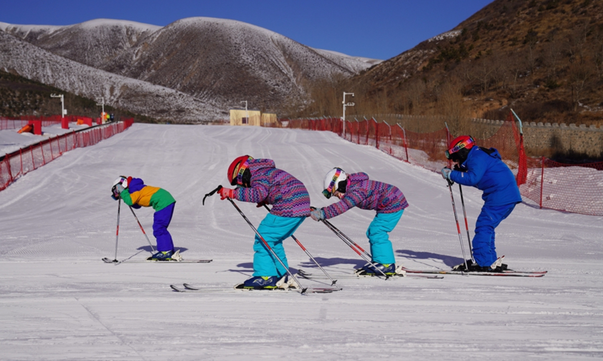 Elementary school students attend a skiing class at a ski resort in Liangcheng county, Ulanqab, north China's Inner Mongolia Autonomous Region. (Photo: People’s Daily Online)