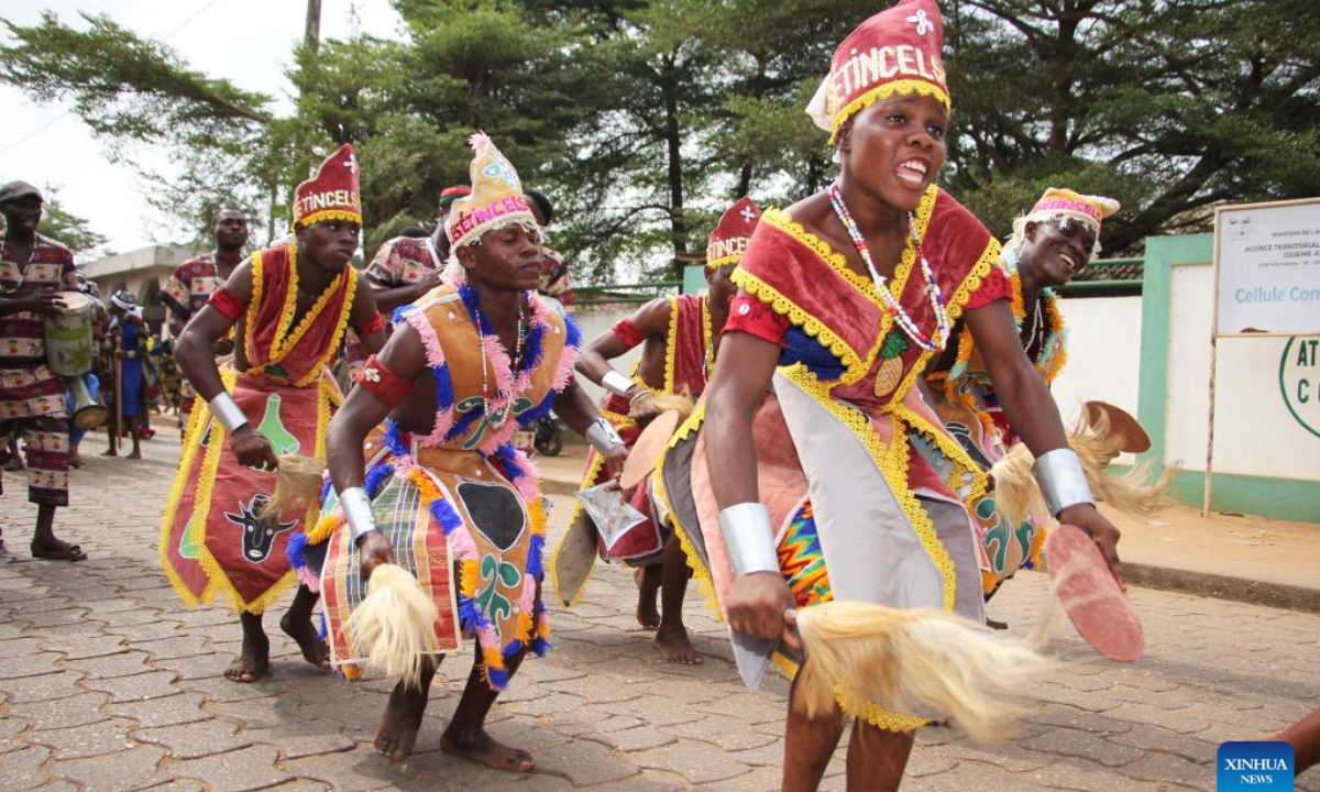 Artists perform traditional dance during the parade of the first edition of the Ouidah International Carnival, in Ouidah, Benin, Dec. 30, 2023.（Photo: Xinhua）