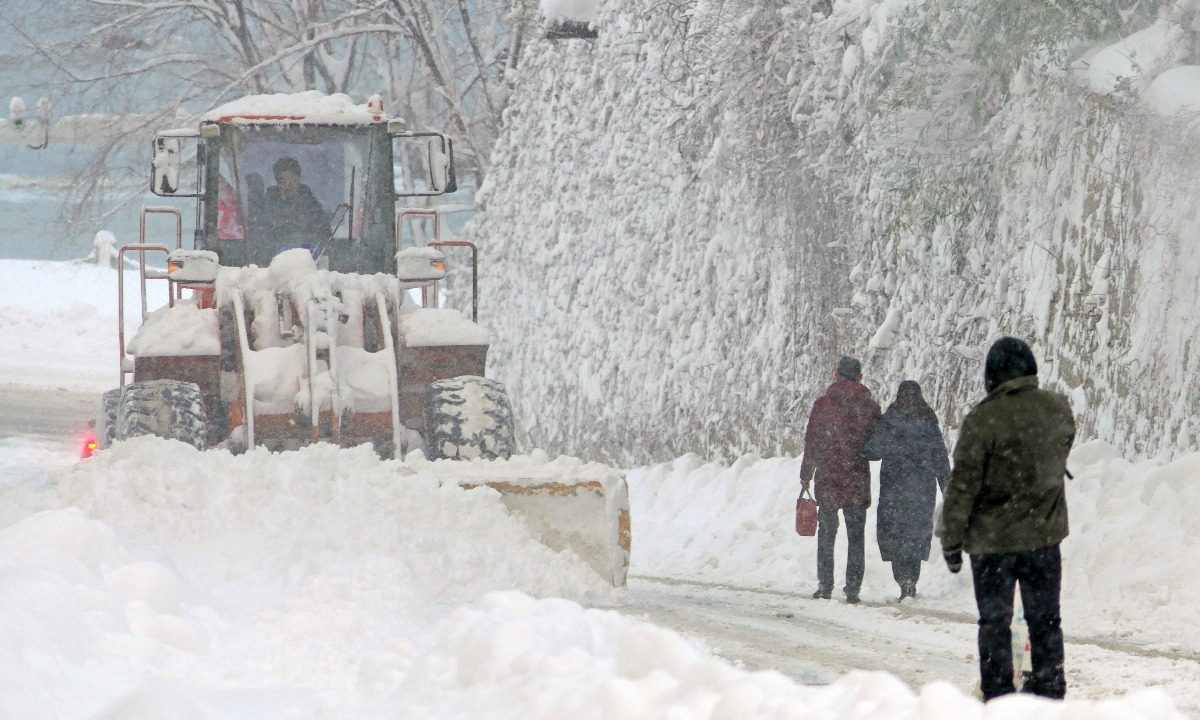 A large machinery vehicle clears snow from the roads in Yantai, East China’s Shandong Province on December 21, 2023. Photo: IC